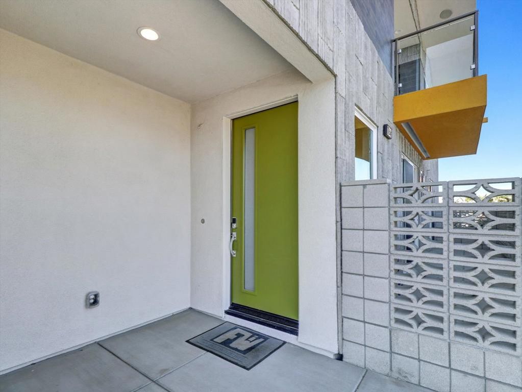Image 3 of property listing at 704 Obsidian Loop E, Palm Springs, CA 92264