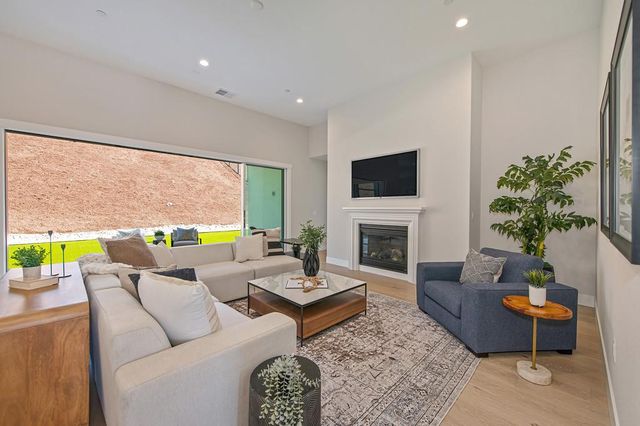 1047 Lassen Peak Dr, El Dorado Hills, CA 95762
