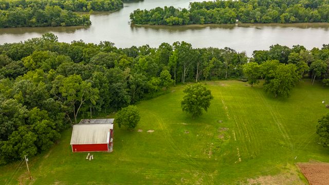 1113 E Robertson Rd, Castalian Springs, TN 37031