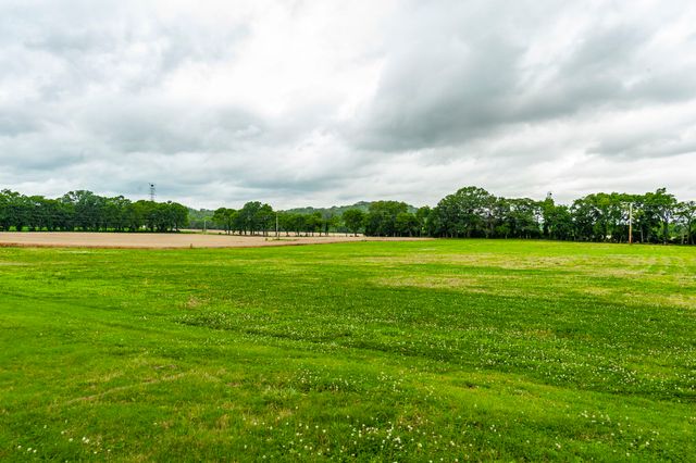 1113 E Robertson Rd, Castalian Springs, TN 37031