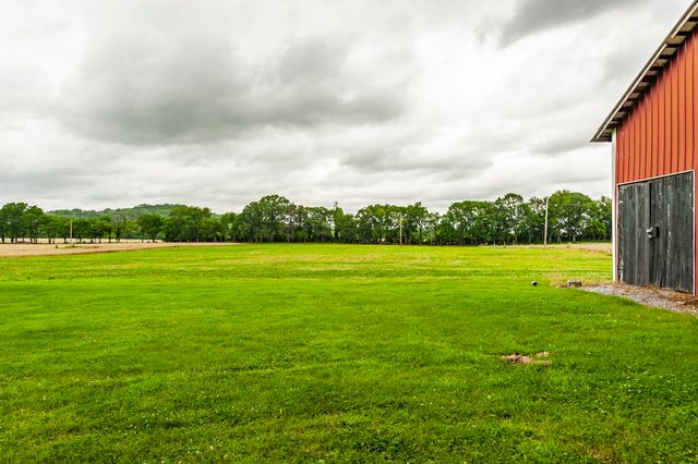 1113 E Robertson Rd, Castalian Springs, TN 37031