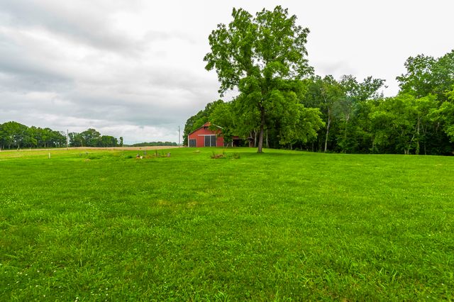 1113 E Robertson Rd, Castalian Springs, TN 37031