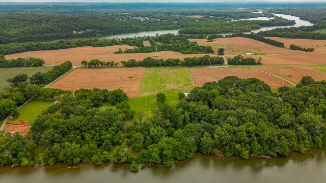 1113 E Robertson Rd, Castalian Springs, TN 37031