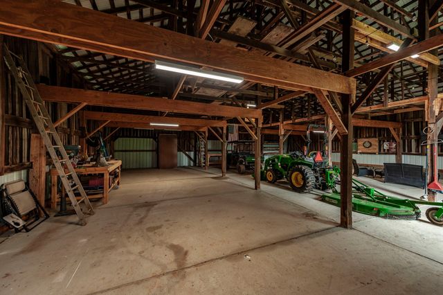 1113 E Robertson Rd, Castalian Springs, TN 37031