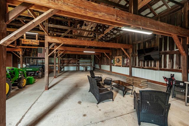 1113 E Robertson Rd, Castalian Springs, TN 37031