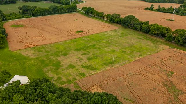 1113 E Robertson Rd, Castalian Springs, TN 37031