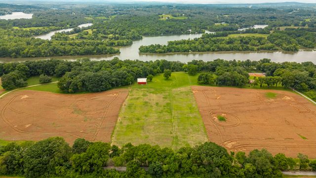 1113 E Robertson Rd, Castalian Springs, TN 37031