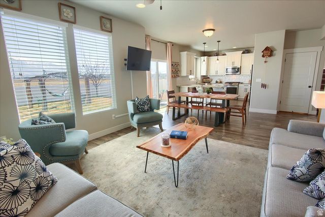 263 S SUNBURST DR, Layton, UT 84041