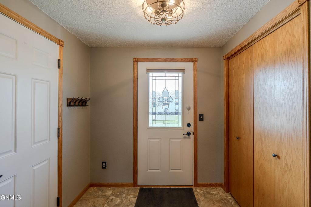 3020 Hillside Road NW, Mandan, ND 58554 photo 2