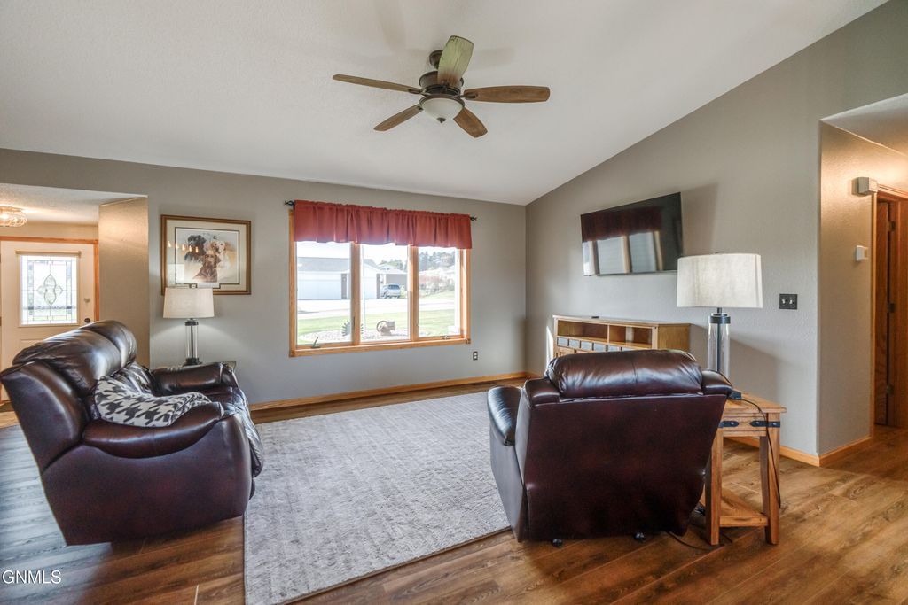 3020 Hillside Road NW, Mandan, ND 58554 photo 4