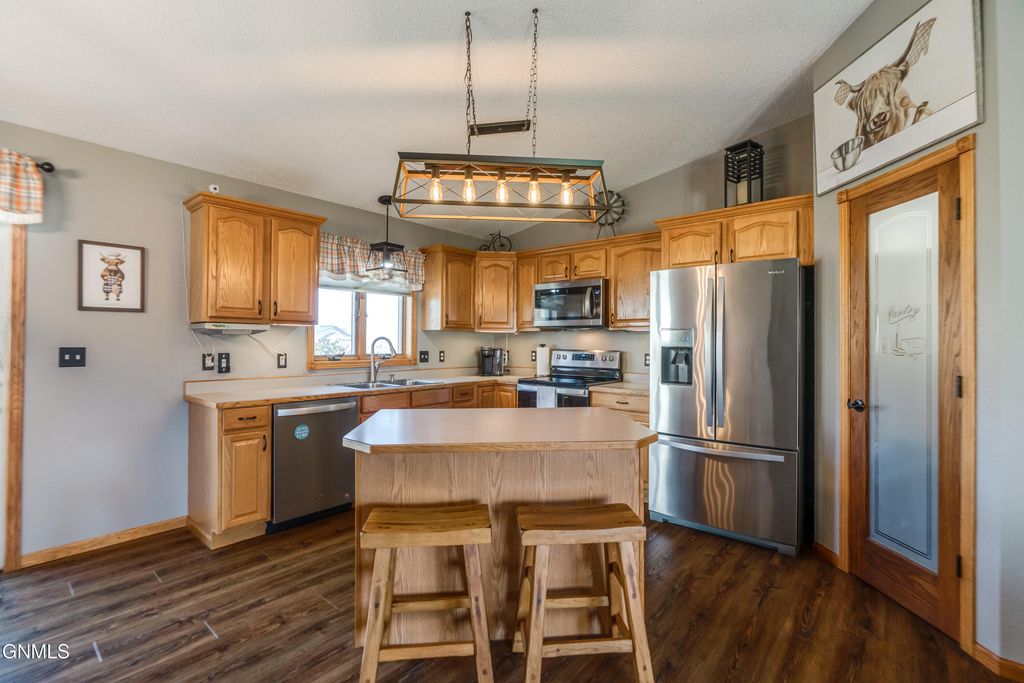 3020 Hillside Road NW, Mandan, ND 58554 photo 5