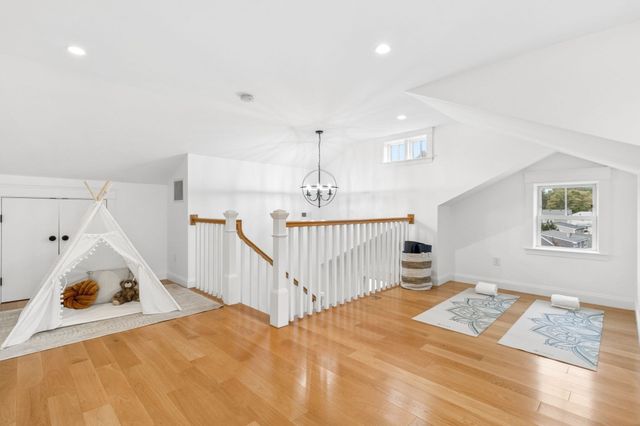 148 Pine St, Newton, MA 02466