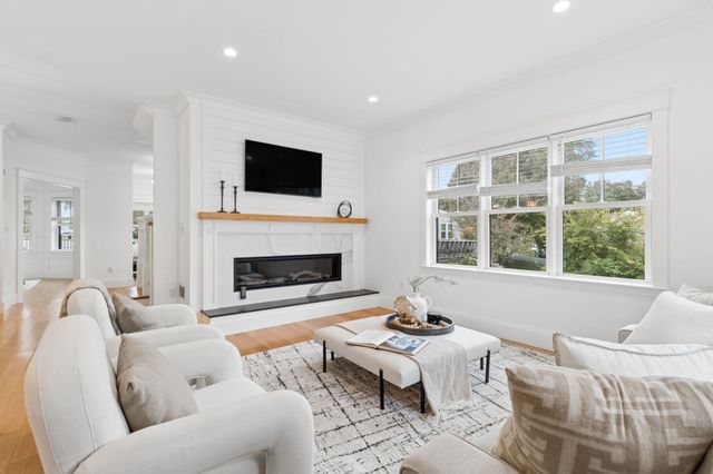 148 Pine St, Newton, MA 02466