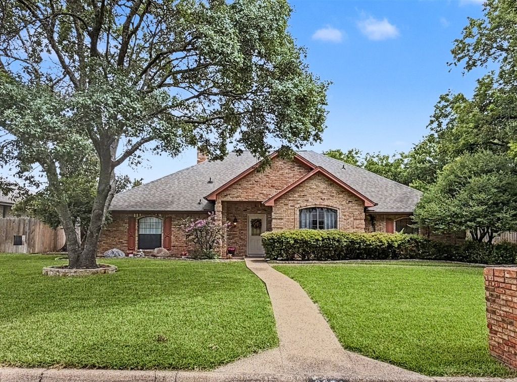 3658 Snow Creek Drive, Fort Worth, TX 76008