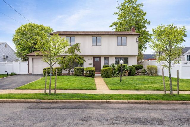 2547 Army Place, Bellmore, NY 11710