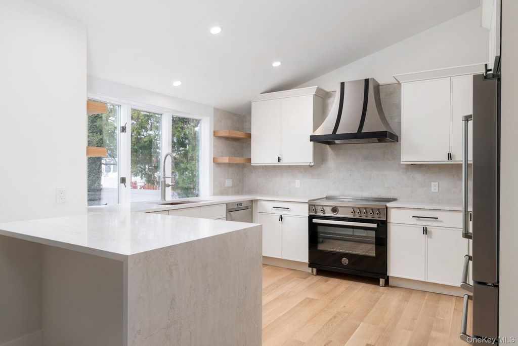 2547 Army Place, Bellmore, NY 11710