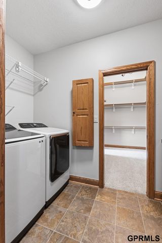 21729 Ridge Circle, Elkhorn, NE 68022