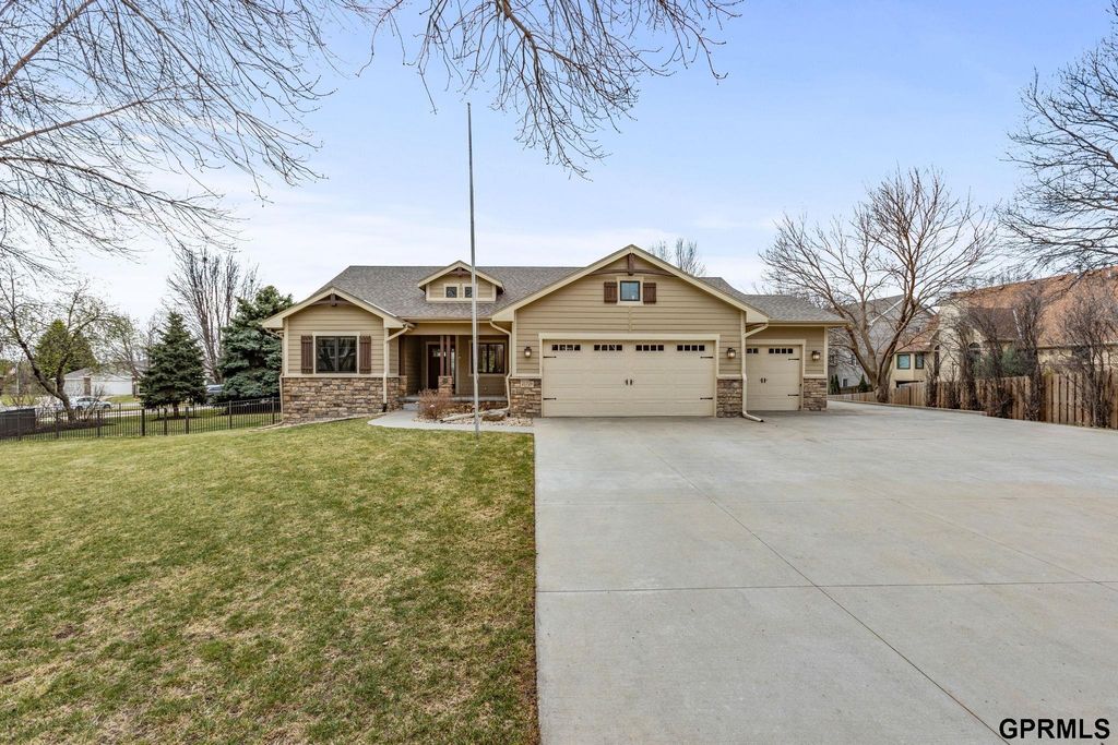 21729 Ridge Circle, Elkhorn, NE 68022
