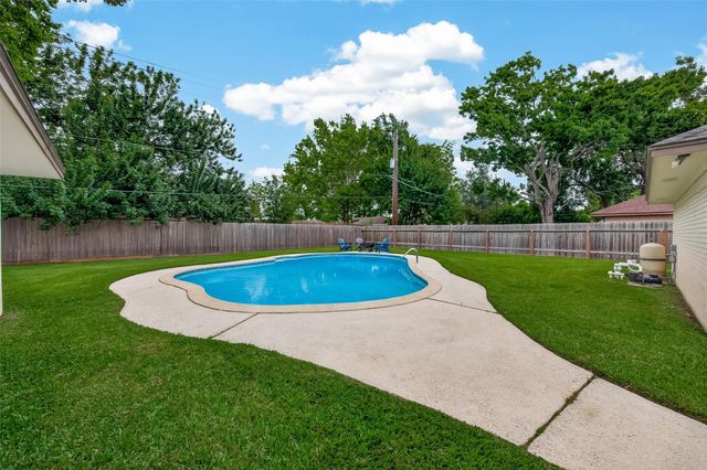 116 Flag Drive W, Lake Jackson, TX 77566