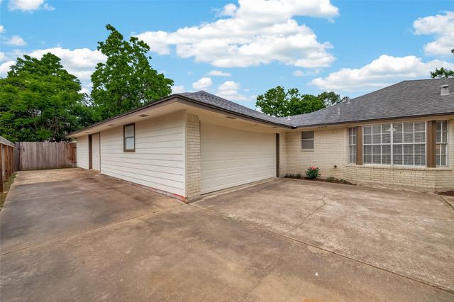 116 Flag Drive W, Lake Jackson, TX 77566