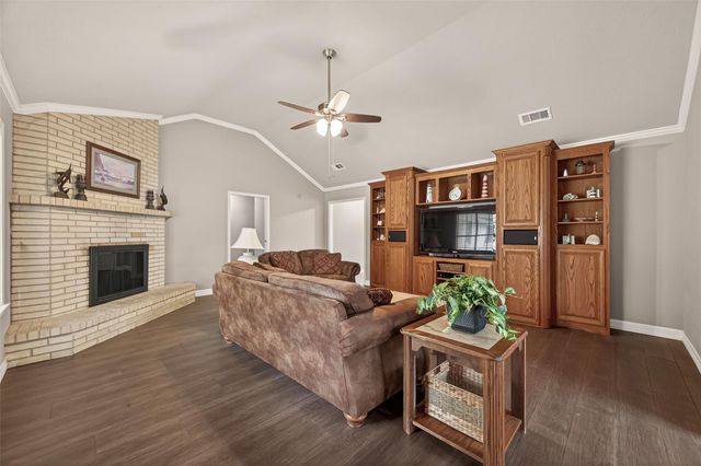 116 Flag Drive W, Lake Jackson, TX 77566