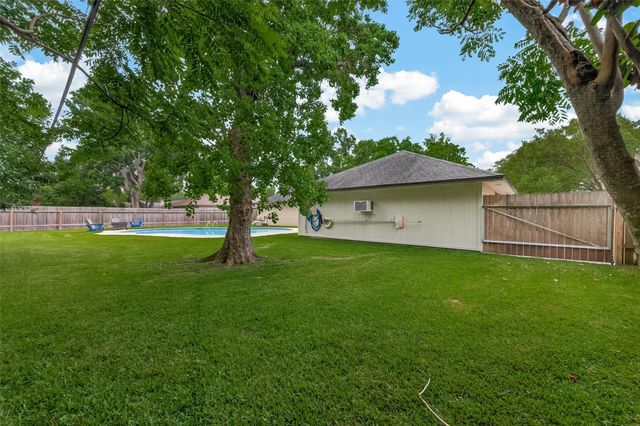 116 Flag Drive W, Lake Jackson, TX 77566