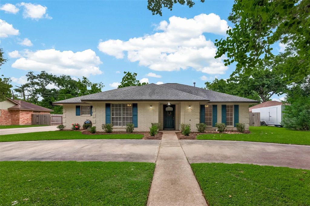 116 Flag Drive W, Lake Jackson, TX 77566