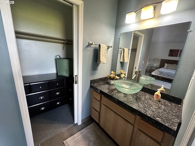14441 Ne MORRIS Ct, Portland, OR 97230