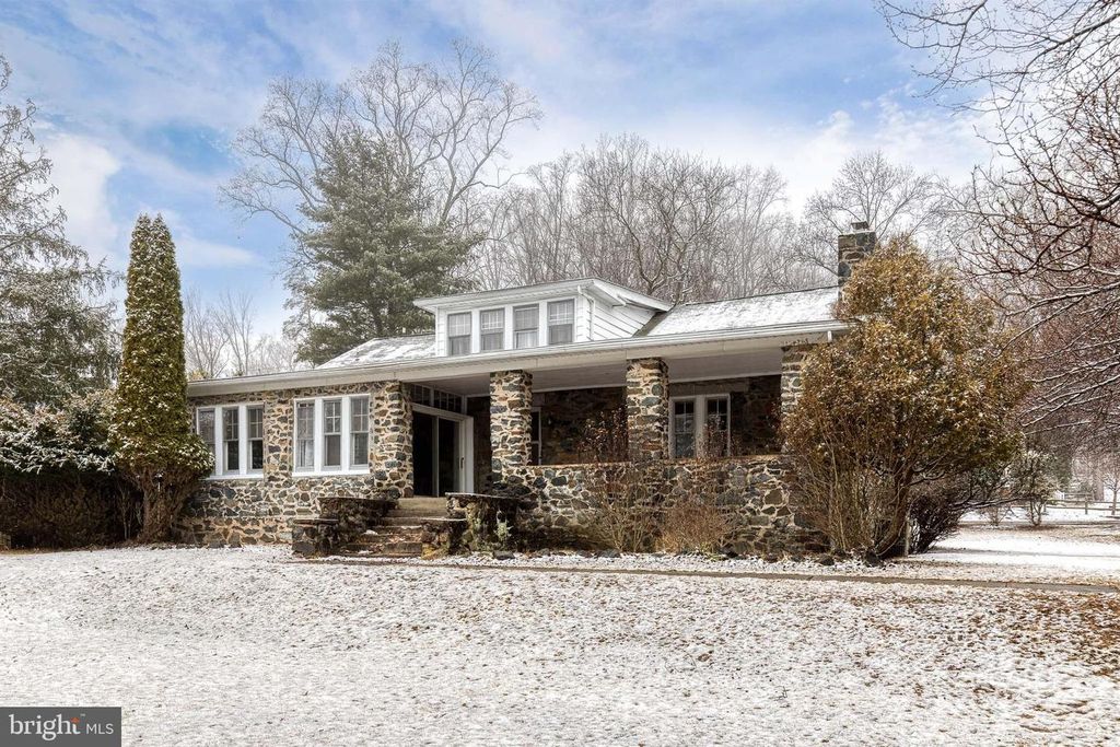 2004 WESTCHESTER AVE, Baltimore, MD 21228