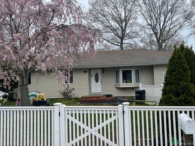 171 Hounslow Road, Shirley, NY 11967
