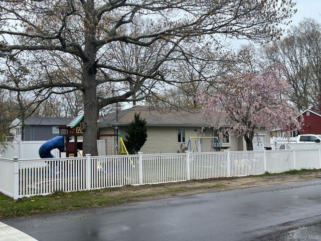 171 Hounslow Road, Shirley, NY 11967
