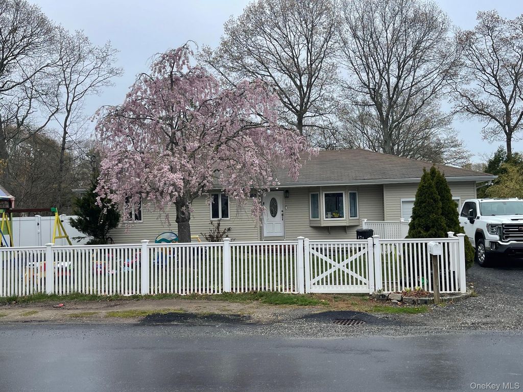 171 Hounslow Road, Shirley, NY 11967