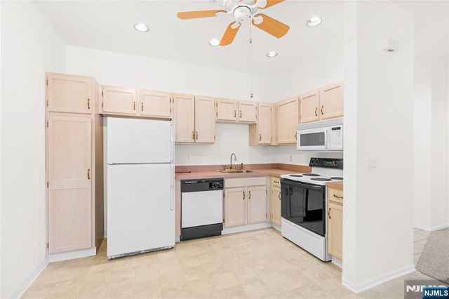 4 Richmond Road 215, West Milford, NJ 07480