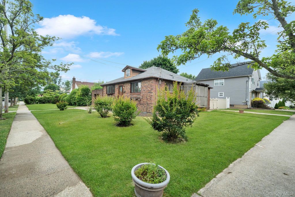 634 Leonard Avenue, Uniondale, NY 11553 — photo 2