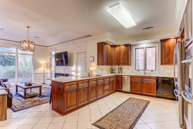 931 W RIVERWALK DR, Memphis, TN 38120