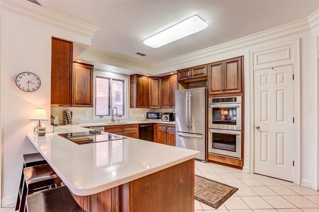 931 W RIVERWALK DR, Memphis, TN 38120