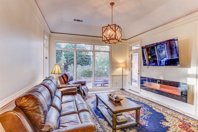 931 W RIVERWALK DR, Memphis, TN 38120