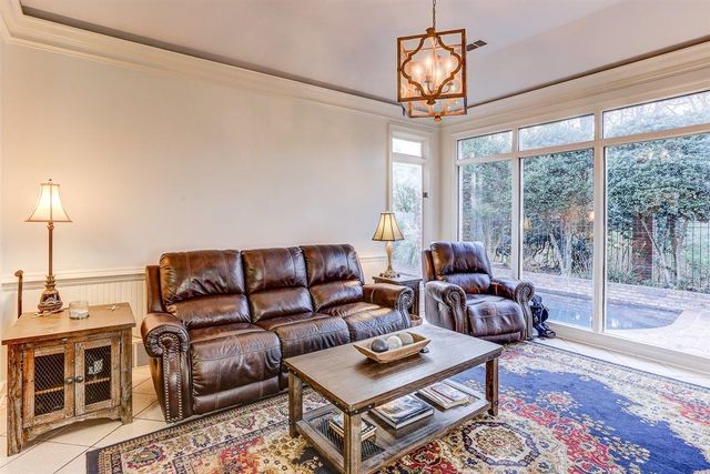 931 W RIVERWALK DR, Memphis, TN 38120