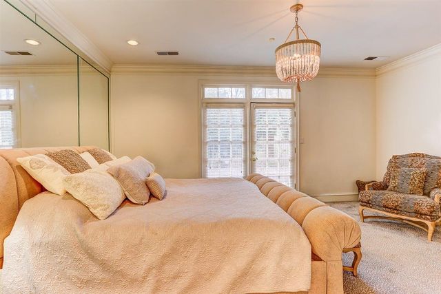 931 W RIVERWALK DR, Memphis, TN 38120