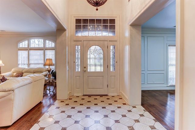 931 W RIVERWALK DR, Memphis, TN 38120