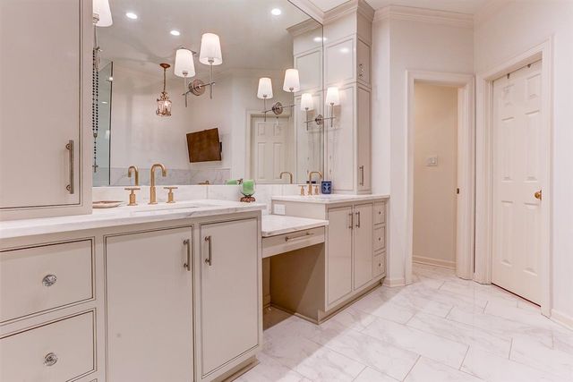 931 W RIVERWALK DR, Memphis, TN 38120