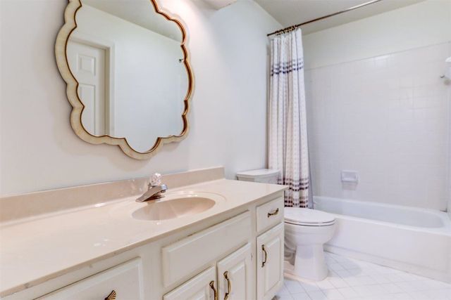 931 W RIVERWALK DR, Memphis, TN 38120