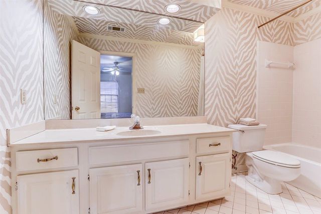 931 W RIVERWALK DR, Memphis, TN 38120