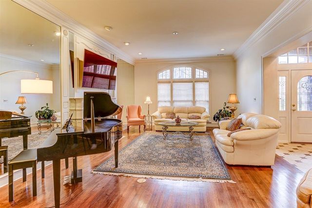 931 W RIVERWALK DR, Memphis, TN 38120