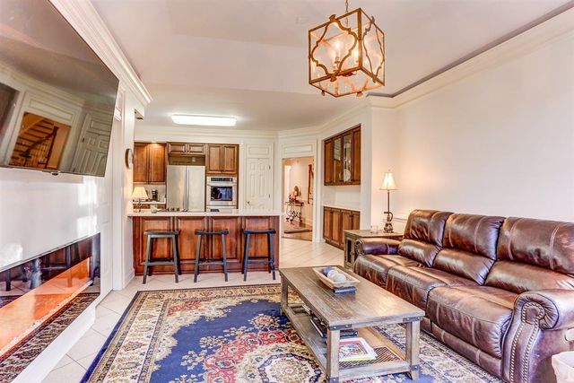 931 W RIVERWALK DR, Memphis, TN 38120