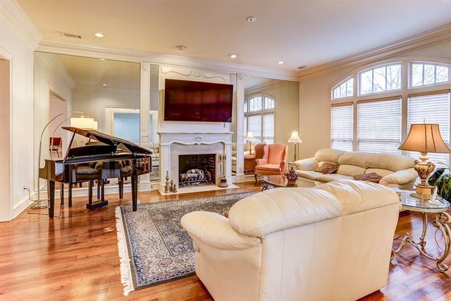 931 W RIVERWALK DR, Memphis, TN 38120