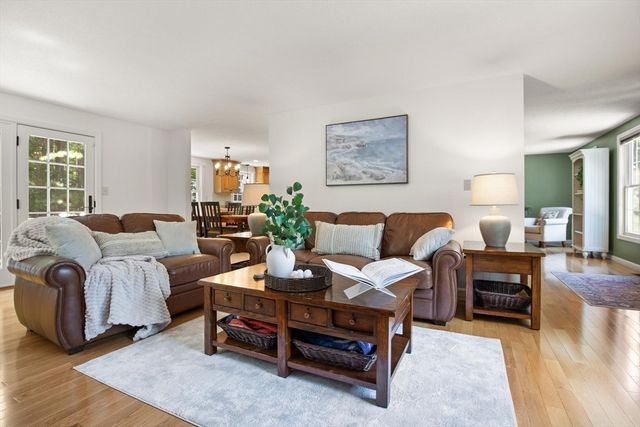 2 Maura Cir, Westford, MA 01886