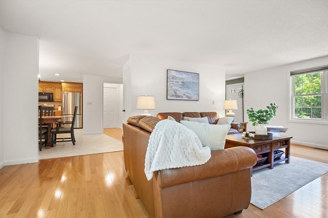 2 Maura Cir, Westford, MA 01886