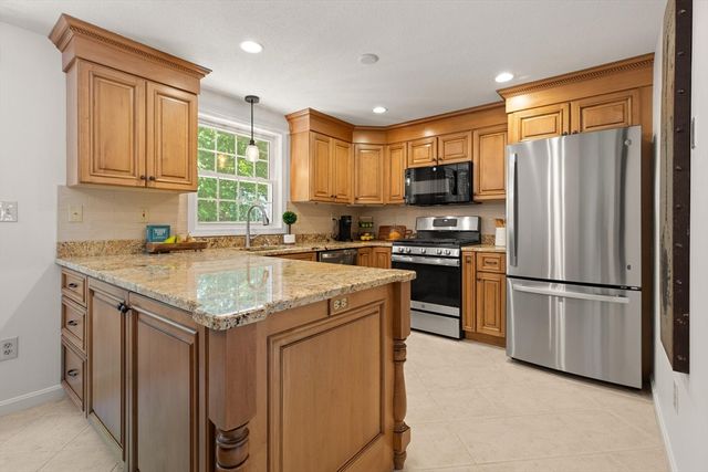 2 Maura Cir, Westford, MA 01886