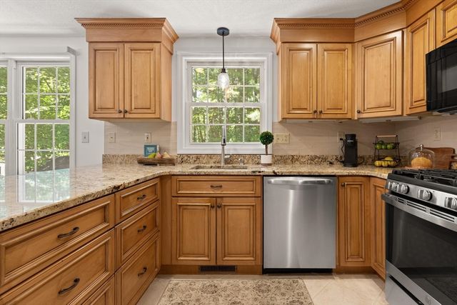 2 Maura Cir, Westford, MA 01886